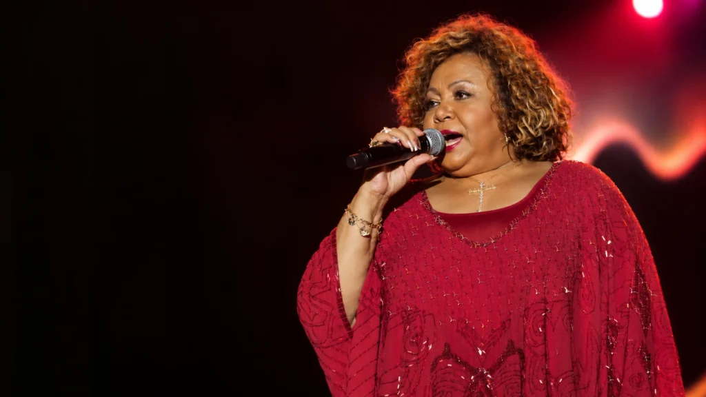 Alcione no palco com microfone