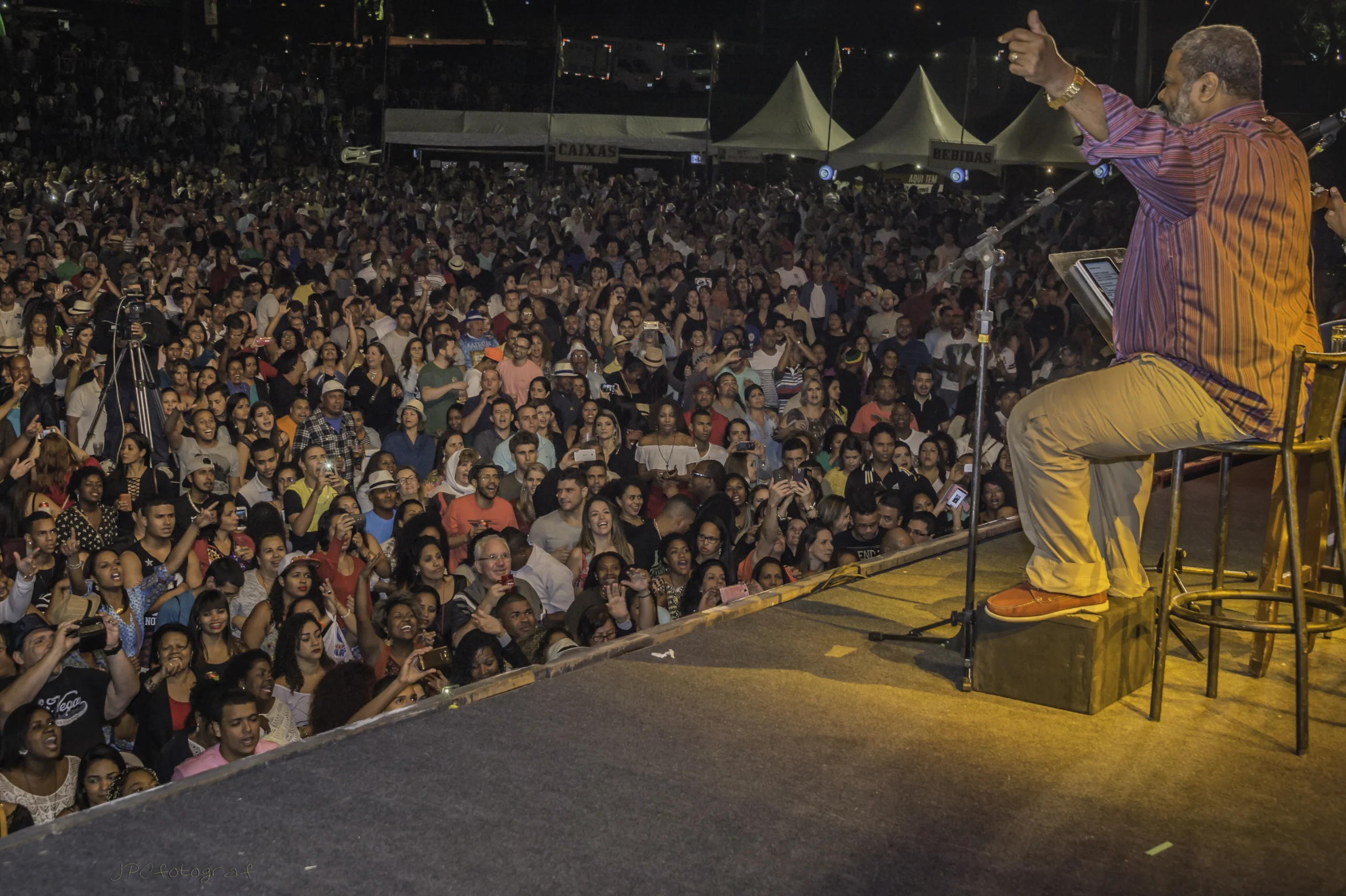 Arlindo Cruz tocando em apresentação ao vivo
