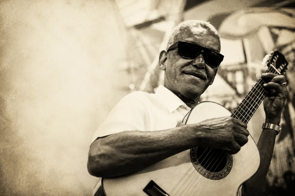 Cartola segurando um violão